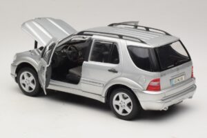 Mercedes ML55 AMG W163 Hõbedane Maisto 1:18 31876-P1 Metall - pilt 5/8