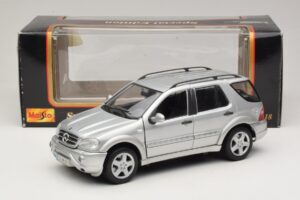 Mercedes ML55 AMG W163 Hõbedane Maisto 1:18 31876-P1 Metall - pilt 8/8