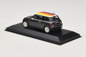 Mini Cooper One R50 Roheline Saksamaa Lipuga Minichamps 1:43 MINI033 Metall - pilt 3/5