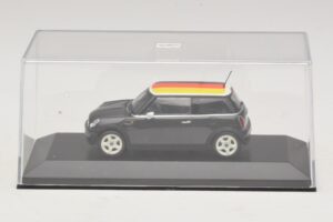 Mini Cooper One R50 Roheline Saksamaa Lipuga Minichamps 1:43 MINI033 Metall - pilt 4/5
