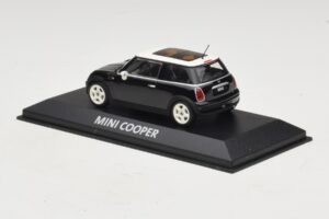 Mini Cooper S R53 Must Panoraamkatusega Minichamps 1:43 MINI022 Metall - pilt 3/4