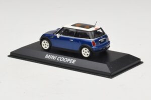 Mini Cooper S R53 Tumesinine Panoraamkatusega Minichamps 1:43 MINI021 Metall - pilt 3/4