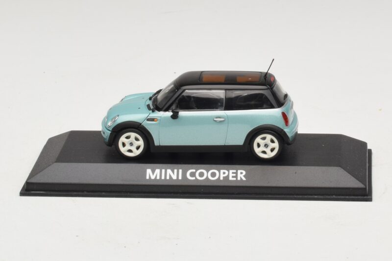 Mini Cooper S R53 Helesinine Metallik Musta Katusega Minichamps 1:43 Mini Cooper S R53 Helesinine Metallik Musta Katusega Minichamps 1:43 MINI030 Metall