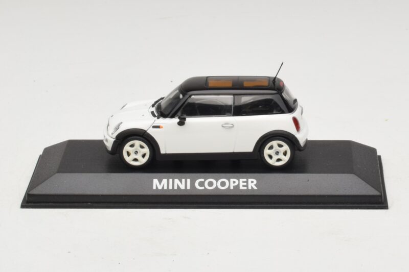 Mini Cooper S R53 Valge Musta Katusega Minichamps 1:43 Mini Cooper S R53 Valge Musta Katusega Minichamps 1:43 MINI027 Metall