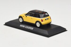 Mini Cooper S R53 Kollane Musta Katusega Minichamps 1:43 MINI031 Metall - pilt 3/4