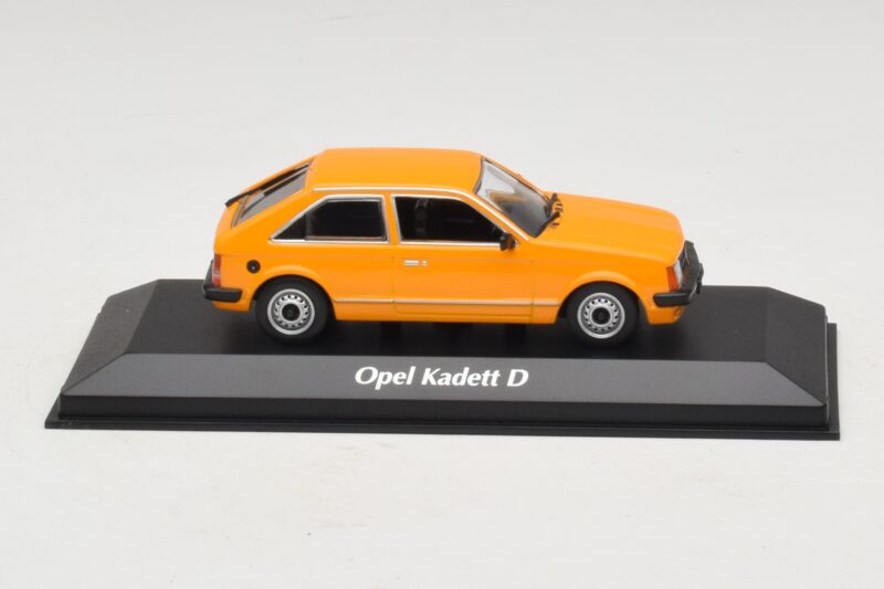 Opel Kadett D Oranž Maxichamps 1:43 Opel Kadett D Oranž Maxichamps 1:43 940044101 Metall
