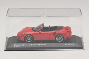 Porsche 911 991.1 Turbo S Kabriolett Punane Minichamps 1:43 410067180 Metall - pilt 4/5