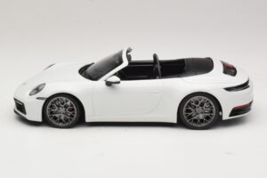Porsche 911 992 Carrera 4S Kabriolett Valge Minichamps 1:18 155067330 Metall - pilt 3/6