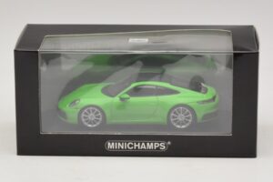 Porsche 911 992 Carrera 4S Roheline Minichamps 1:43 410069322 Metall - pilt 5/5