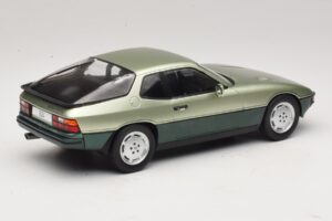 Porsche 924 Turbo Hele Roheline & Tume Roheline MCG 1:18 MCG18660 Metall - pilt 2/6