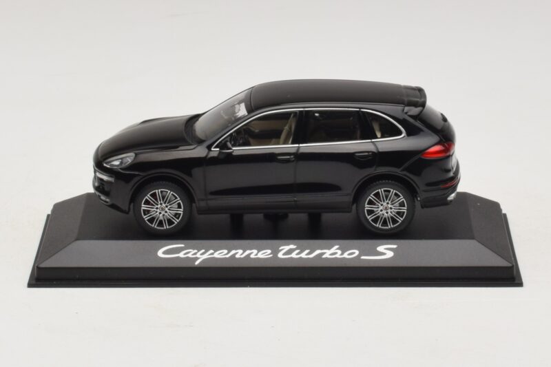 Porsche Cayenne 958 Turbo S Must Minichamps 1:43 Porsche Cayenne 958 Turbo S Must Minichamps 1:43 WAP0200220E Metall