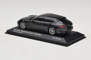 Porsche Panamera 971 4 E-Hybrid Sport Turismo Hall Minichamps 1:43 410066112 Metall - pilt 3/5