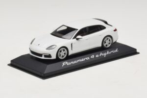 Porsche Panamera 971 4 E-Hybrid Valge Minichamps 1:43 WAP0207620H Metall - pilt 2/5