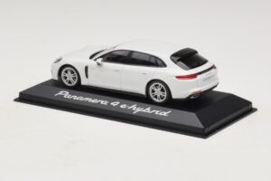 Porsche Panamera 971 4 E-Hybrid Valge Minichamps 1:43 WAP0207620H Metall - pilt 3/5