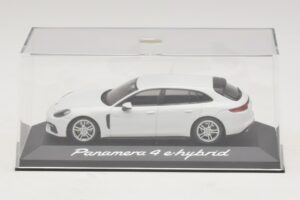 Porsche Panamera 971 4 E-Hybrid Valge Minichamps 1:43 WAP0207620H Metall - pilt 4/5