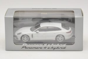 Porsche Panamera 971 4 E-Hybrid Valge Minichamps 1:43 WAP0207620H Metall - pilt 5/5