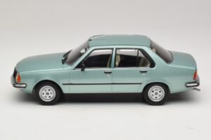 Renault 18 Heleroheline MCG 1:18 MCG18596 Metall - pilt 3/6