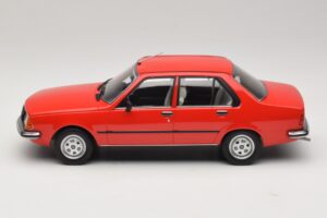 Renault 18 Punane MCG 1:18 MCG18595 Metall - pilt 3/6
