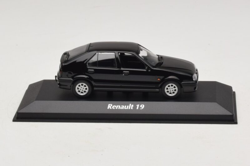 Renault 19 Must Maxichamps 1:43 Renault 19 Must Maxichamps 1:43 940113701 Metall