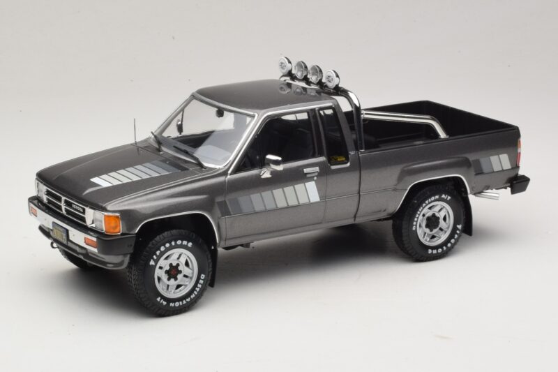 Toyota Hilux N50 Xtra Cab 4x4 Hall Metallik KK-Scale 1:18 KKDC181563 Metall