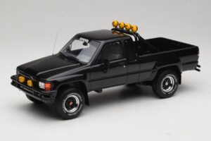 Toyota Hilux N60 SR5 Back to the Future II Läikiv Must Otto 1:18 OT481 Vaik