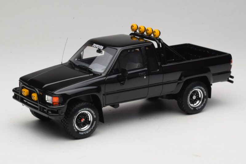 Toyota Hilux N60 SR5 Back to the Future II Läikiv Must Otto 1:18 OT481 Vaik