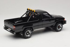 Toyota Hilux N60 SR5 Back to the Future II Läikiv Must Otto 1:18 OT481 Vaik - pilt 2/6
