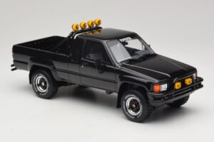 Toyota Hilux N60 SR5 Back to the Future II Läikiv Must Otto 1:18 OT481 Vaik - pilt 4/6
