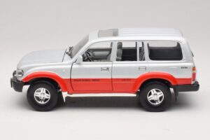 Toyota Land Cruiser J80 Hõbe Punane Road Legends 1:18 92098 Metall - pilt 4/8