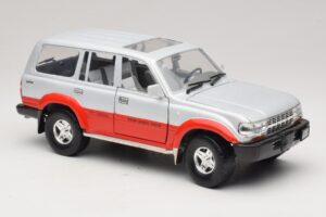 Toyota Land Cruiser J80 Hõbe Punane Road Legends 1:18 92098 Metall - pilt 6/8