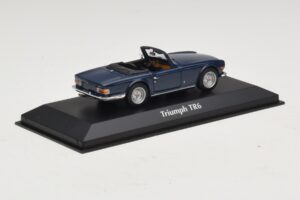 Triumph TR6 Tumesinine Maxichamps 1:43 940132570 Metall - pilt 2/5
