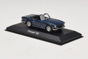 Triumph TR6 Tumesinine Maxichamps 1:43 940132570 Metall - pilt 3/5