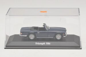 Triumph TR6 Tumesinine Maxichamps 1:43 940132570 Metall - pilt 4/5