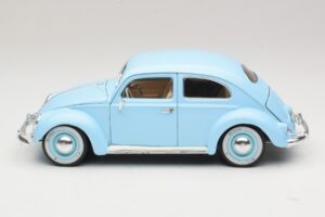 Volkswagen Beetle Sinine Bburago 1:18 3381 Metall - pilt 4/8