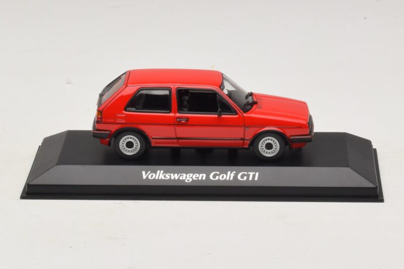 Volkswagen Golf GTI Mk2 Punane Maxichamps 1:43 940054121 Metall