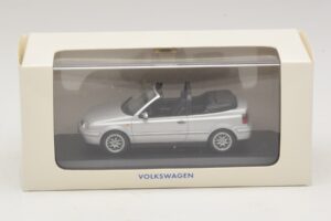 Volkswagen Golf Mk4 Kabriolett Hõbedane Edasimüüja Väljaanne Minichamps 1:43 GOLF004 Metall - pilt 5/5