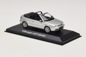 Volkswagen Golf Mk4 Kabriolett Hõbedane Maxichamps 1:43 940058331 Metall - pilt 3/5