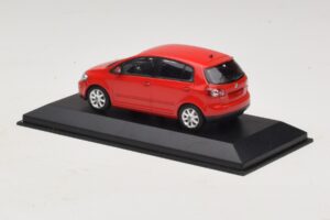 Volkswagen Golf Plus Mk5 Tornado Red Asenduskarp Minichamps 1:43 821911110-R1 Metall - pilt 3/5