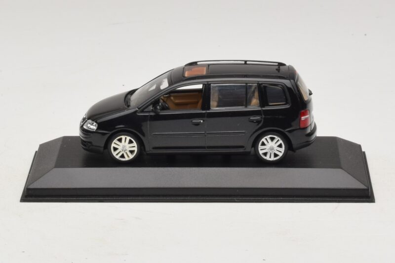 Volkswagen Touran 1T Must Minichamps 1:43 Volkswagen Touran 1T Must Minichamps 1:43 TOURAN005 Metall