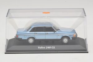 Volvo 240 GL Blue Metallic Maxichamps 1:43 940171400 Metall - pilt 4/5