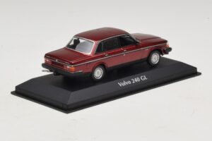 Volvo 240 GL Dark Red Metallic Maxichamps 1:43 940171401 Metall - pilt 2/5