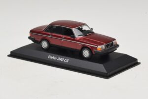 Volvo 240 GL Dark Red Metallic Maxichamps 1:43 940171401 Metall - pilt 3/5