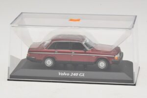 Volvo 240 GL Dark Red Metallic Maxichamps 1:43 940171401 Metall - pilt 4/5