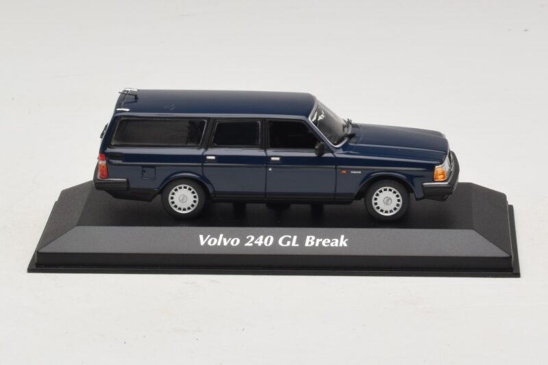 Volvo 240 GL Universaal Tumesinine Maxichamps 1:43 940171412 Metall