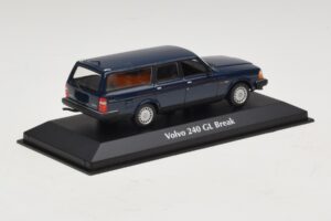 Volvo 240 GL Universaal Tumesinine Maxichamps 1:43 940171412 Metall - pilt 2/5