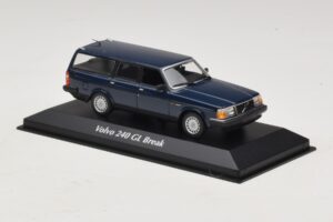 Volvo 240 GL Universaal Tumesinine Maxichamps 1:43 940171412 Metall - pilt 3/5