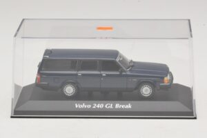 Volvo 240 GL Universaal Tumesinine Maxichamps 1:43 940171412 Metall - pilt 4/5