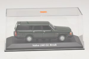 Volvo 240 GL Universaal Tumeroheline Maxichamps 1:43 940171411 Metall - pilt 4/5