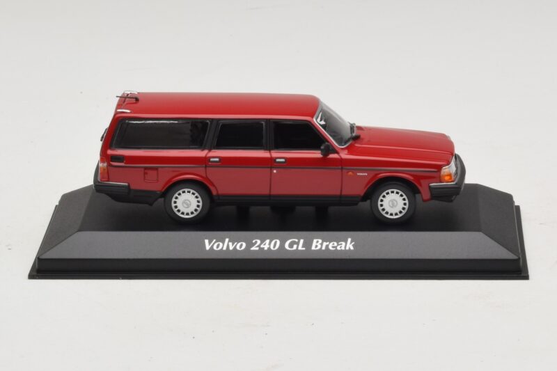Volvo 240 GL Universaal Punane Maxichamps 1:43 940171410 Metall
