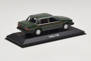 Volvo 740 Tumeroheline Maxichamps 1:43 940171700 Metall - pilt 2/5